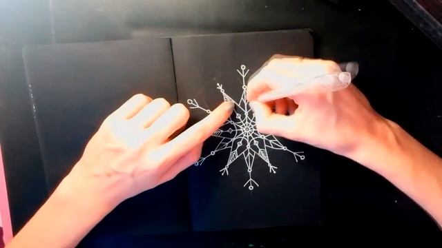 Doodle drawing snowflake black paper / Рисую снежинку на черной бумаге смотреть онлайн
