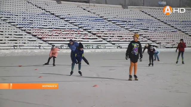 На Центральном стадионе Мурманска впервые за два последних года залили каток
