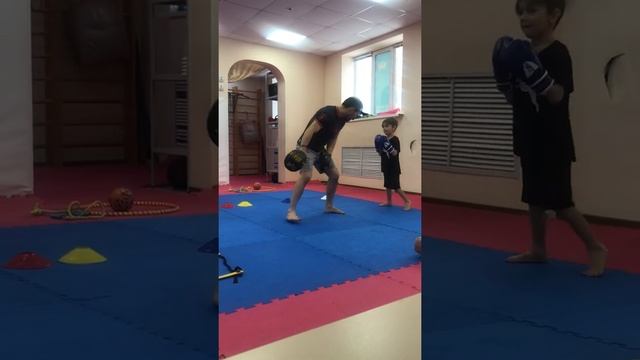 Первая тренировка по боксу у Карима смотреть онлайн