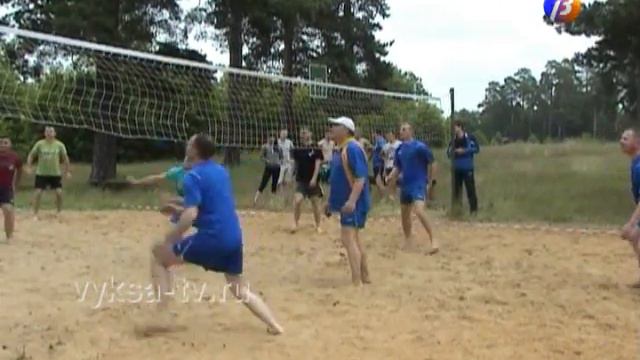 Пляжный волейбол собирает друзей. смотреть онлайн