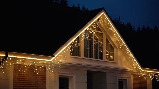 ?Освещение фасада коттеджа к новому году? Концепция из гирлянд Бахрома + Дюролайт смотреть онлайн