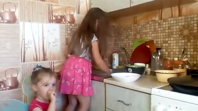 Доча моет посуду! смотреть онлайн