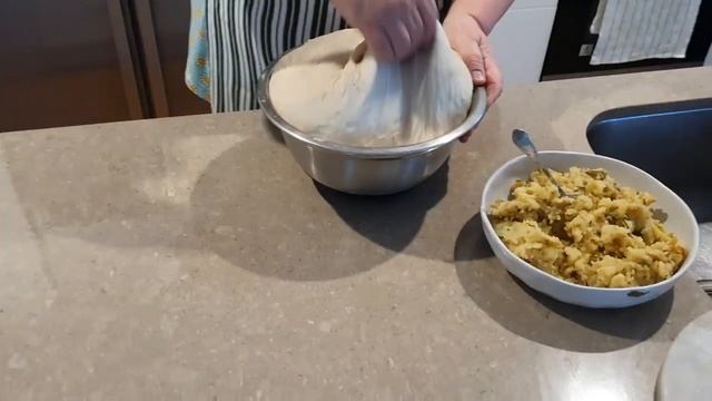 Пирожки жареные с картошкой и квашеными огурцами. С повидлом. Пшеничный хлеб. смотреть онлайн