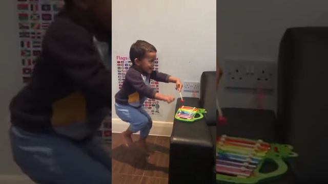 Kid going crazy playing Xylophone смотреть онлайн