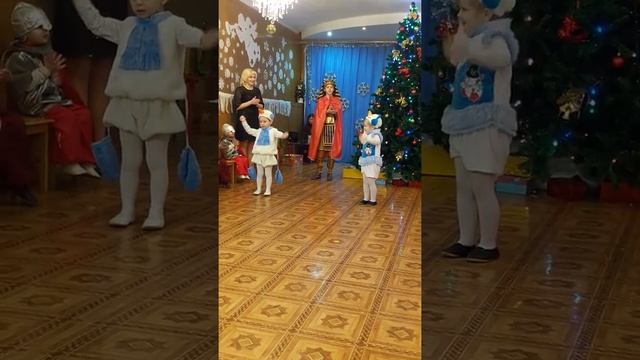 Зажигательный танец снеговика. С наступающим. смотреть онлайн