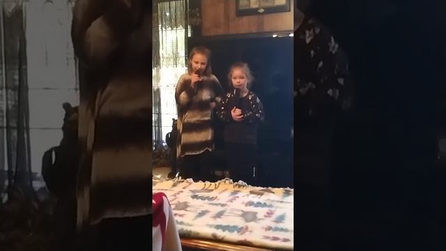 Mia and Elizabeth sing God Taught Me смотреть онлайн