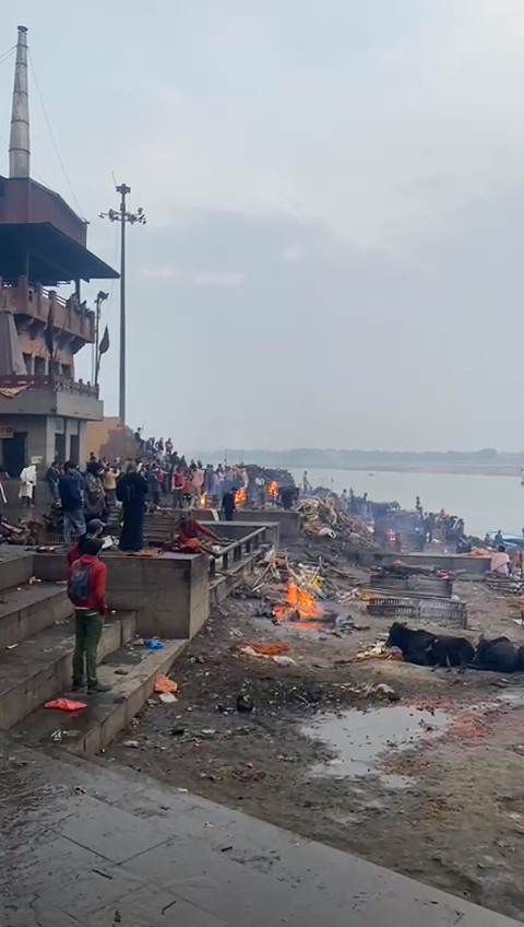 Кремация на берегу реки Ганг смотреть онлайн