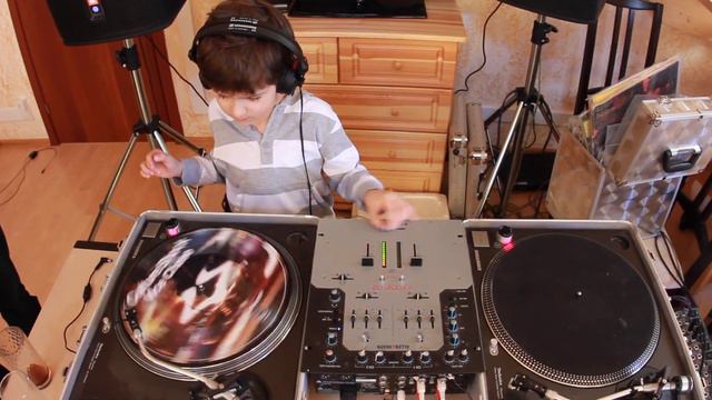 DJ Rodriguez Jr. - Делает первые шаги и крутит диски.