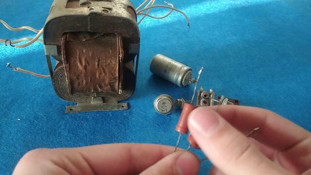 КАК СДЕЛАТЬ БЛОК ПИТАНИЯ С РЕГУЛИРОВКОЙ НАПРЯЖЕНИЯ НА 2 ТРАНЗИСТОРАХ. ЮНЫЙ РАДИОЛЮБИТЕЛЬ . смотреть онлайн