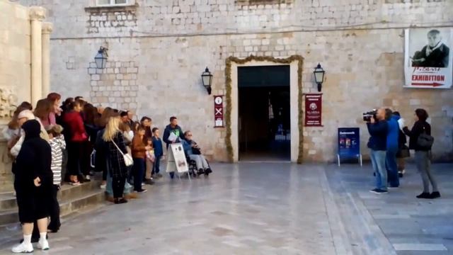 Dubrovnik:Groupe of tourist taking photos at Stradun смотреть онлайн