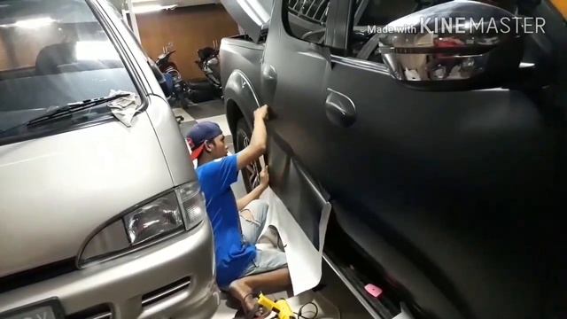 Pemasangan stiker pada pintu mobil nissan navara - wrapper DIMAS SAYKO смотреть онлайн