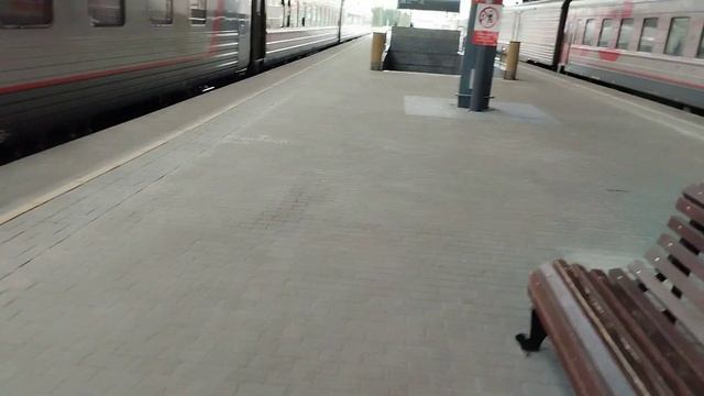 поезд Калининград-Петроград ждет посадки пассажиров смотреть онлайн