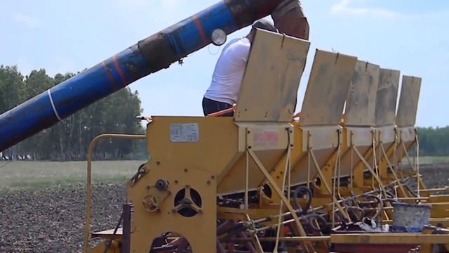 Загрузка сеялки СКП - 2,1 смотреть онлайн