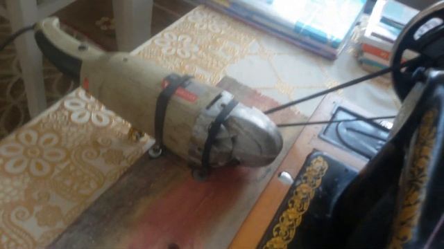 Tikis masini. LaqondaСамодельные. Швейная машинка работает с балгарка. Motor sewing machine. смотреть онлайн