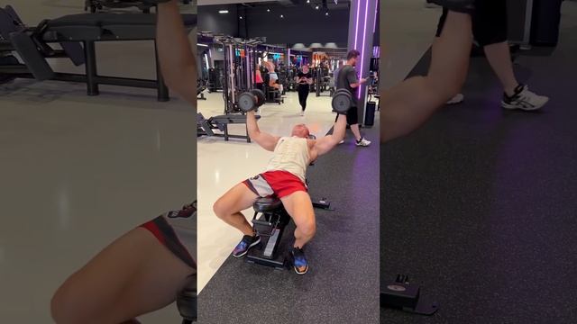 Разводка гантелей на наклонной скамье…