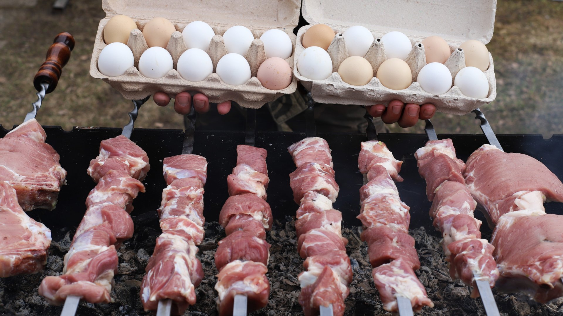 Шашлык на яйцах. Свиная шея и корейка на мангале. смотреть онлайн