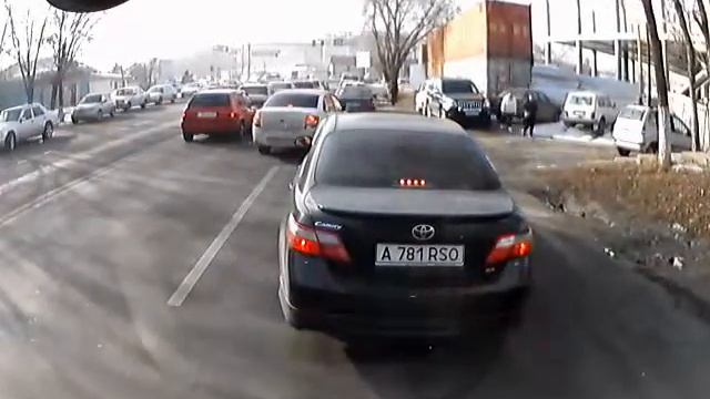 Алматы. Пешеход переходит дорогу вдоль 20141230 смотреть онлайн