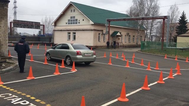 Сдача экзаменов на площадке ГИБДД. Упражнение «Повороты на 90 градусов (змейка) смотреть онлайн