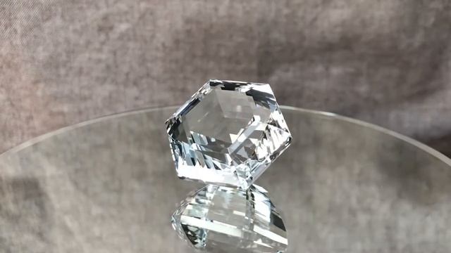 Q000001 «Сильнейший». Гексагон. Кварц, Горный хрусталь. 96 карат. 14 400 ₽ смотреть онлайн