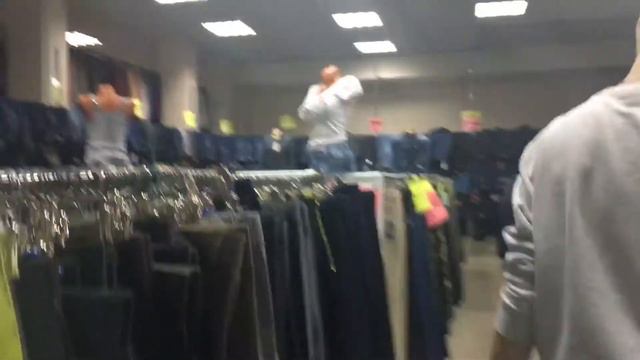 Гуляем в магазине продаж одежды смотреть онлайн