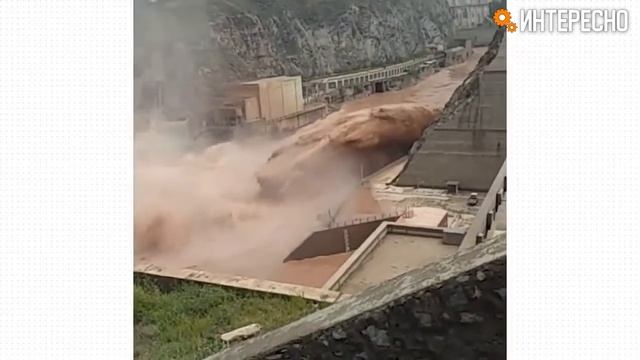 Как сливают воду с плотины. Очень мощно! смотреть онлайн