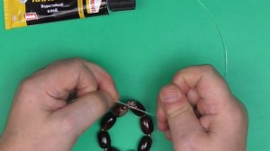 Браслет на эластичном шнуре  Как завязать узел на резинке.
