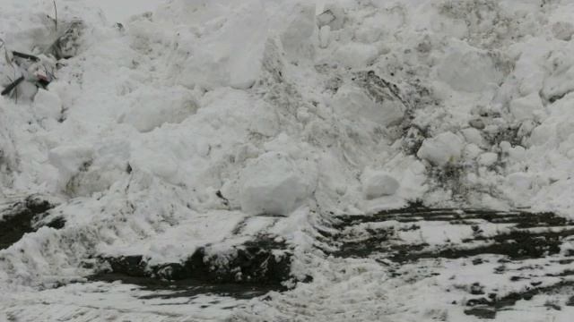 Воронежцы буксуют во дворах и прыгают через сугробы в центре города смотреть онлайн