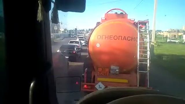 Фура лежит на боку в г.Омск(( смотреть онлайн