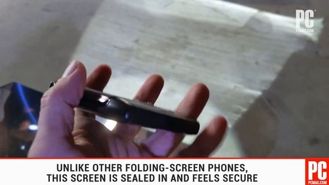 The New Motorola Razr Is a True Flip Smartphone смотреть онлайн