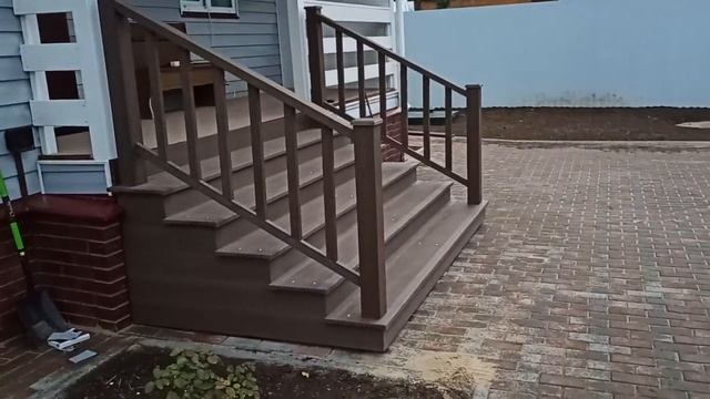 Широкое крыльцо к дому 5 ступеней из ДПК с перилами смотреть онлайн