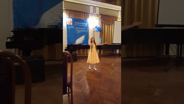 Юля Гаврилова В небо поднялся самолет смотреть онлайн