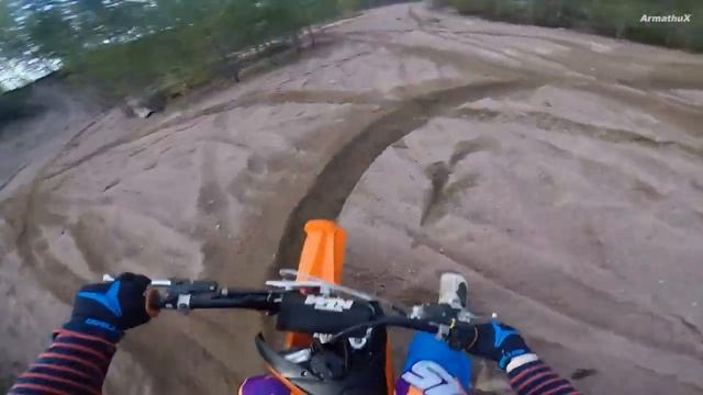 ДЕВУШКА ЗА РУЛЕМ KTM SX250 ВОТ ОНА ДАЕТ смотреть онлайн
