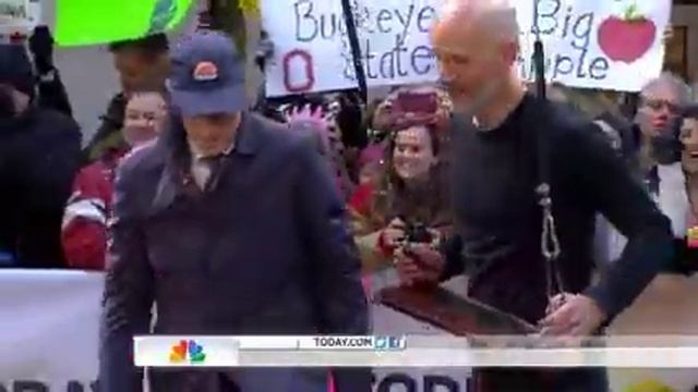 Matt, Savannah don raincoats to test waterfall swing смотреть онлайн