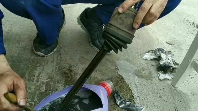ВАЗ 21099. Замена пыльников на наружной и внутренней гранатах. Замена сальника привода и масла КПП. смотреть онлайн