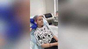 Прокалывают ухо, 2 доп дырки))