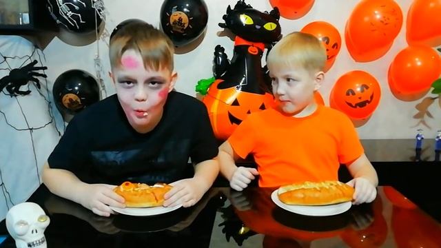 Вкусняшки на Хэллоуин против обычной еды! Хэллоуин челлендж смотреть онлайн