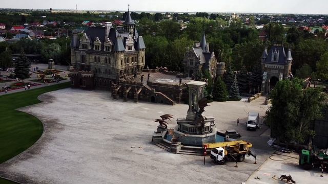 Замок Гарибальди с высоты птичьего полёта. Самарская область, село Хрящёвка смотреть онлайн