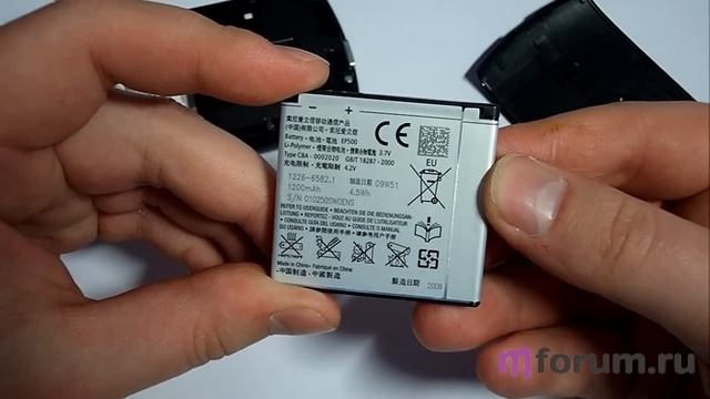 Sony Ericsson Vivaz. Аккумулятор, SIM, microSD смотреть онлайн