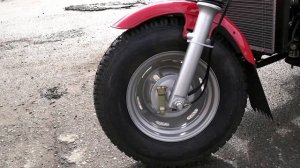 Трицикл грузовой АЯКС 250 в красном цвете.