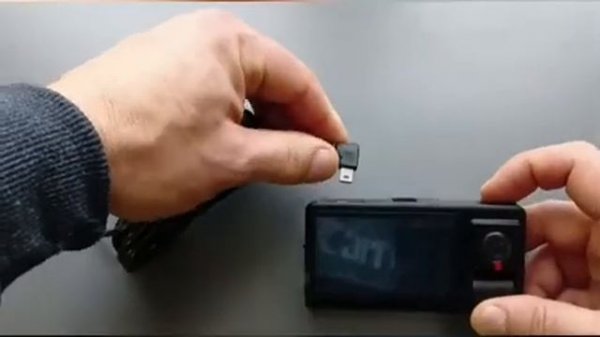 Видеорегистратор с тремя камерами Camshel Stream