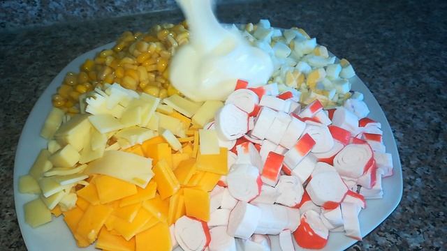 САЛАТ ИЗ КРАБОВЫХ ПАЛОЧЕК С КУКУРУЗОЙ И СЫРОМ//КРАБОВЫЙ САЛАТ НА ПРАЗДНИЧНЫЙ СТОЛ смотреть онлайн