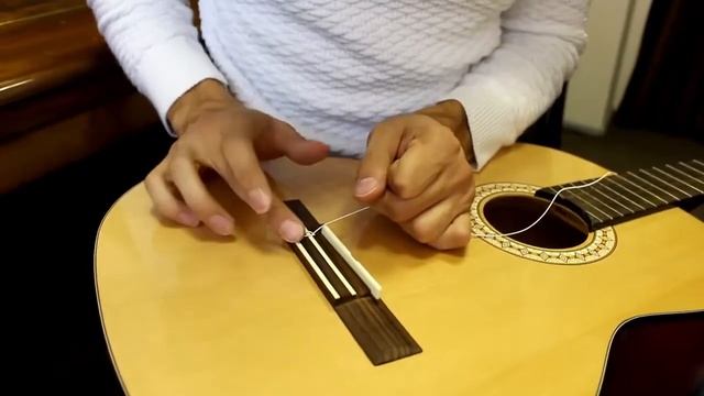 Замена нейлоновых струн на классической гитаре смотреть онлайн