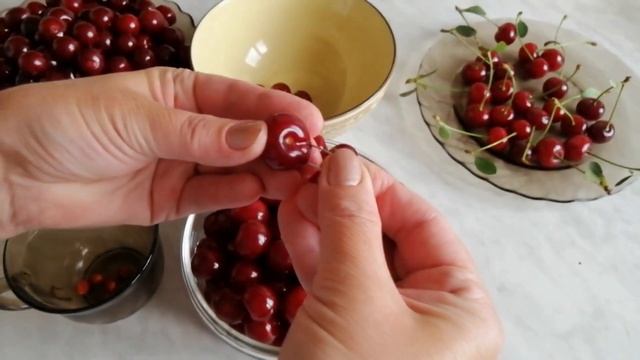 Как Вытащить Косточки из Вишни. Четыре способа. Полезное видео в сезон вишни. смотреть онлайн