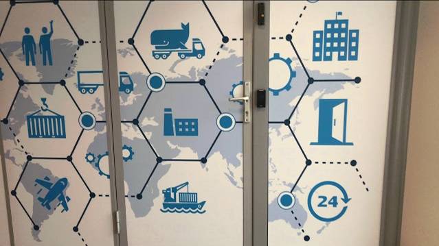 Стеклянные перегородки и двери в офисе с рисунками на стекле смотреть онлайн