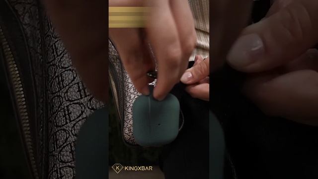 Силиконовый защитный чехол с карабином для AirPods 3 смотреть онлайн