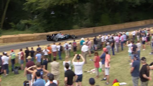Ocon's Glorious Mercedes F1 thrashes and smokes up FOS hill смотреть онлайн