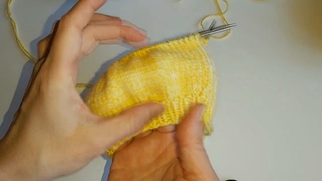 МК Простой берет спицами для игрушек смотреть онлайн