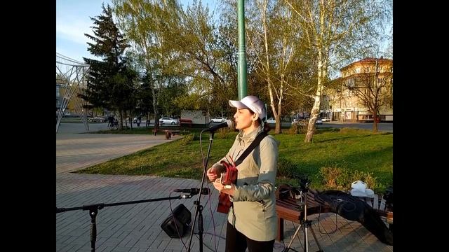 Танцы Минус "Половинка" под гитару, уличное выступление смотреть онлайн