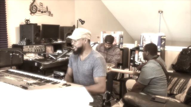 V-Keyz -"Material Girl" смотреть онлайн