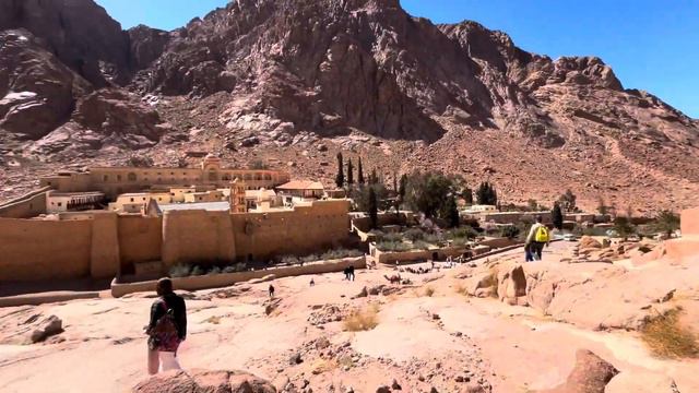 Монастырь святой Екатерины основан в 330г. нашей эры.Впечатляет. Давление скал.Февраль 2024 смотреть онлайн